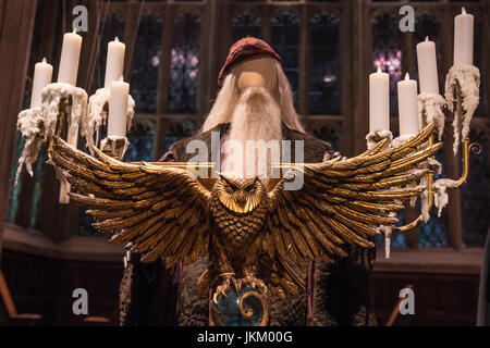 LEAVESDEN, UK - 19. Juni 2017: Der Goldene Eule Kommissioniertische am Set des großen Saals in Hogwarts, bei der Herstellung von Harry Potter-Studio-Tour bei den Warn Stockfoto