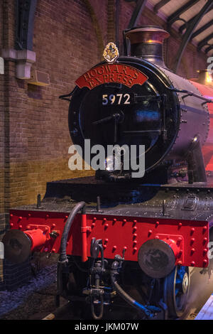 LEAVESDEN, UK - 19. Juni 2017: The Hogwarts Express Zug am Set von Platform 9 3/4 bei der Herstellung von Harry Potter Studio Tour bei Warner Bros. Stockfoto