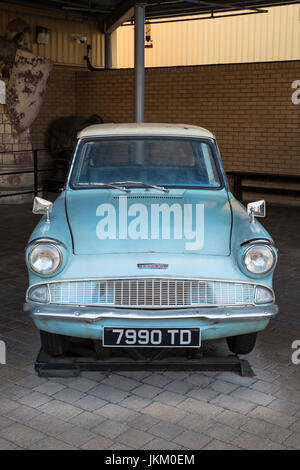 LEAVESDEN, UK - 19. Juni 2017: Einen blauen Ford Anglia Prop, bei der Herstellung von Harry Potter Studio Tour bei Warner Bros.-Studios in Leavesden, UK, am 19. Stockfoto