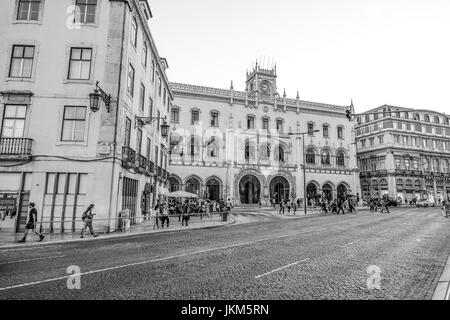 Straßenansicht mit Rossio-Bahnhof in Lissabon Stockfoto