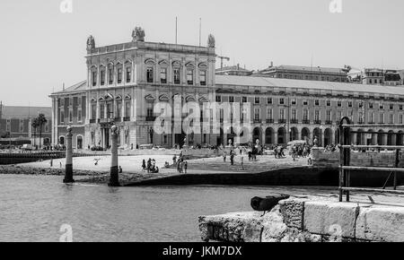 Blick vom Tejo über Comercio Platz in Lissabon - Lissabon - PORTUGAL Stockfoto