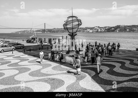 Den schönen Platz am Denkmal der Entdeckungen in Belem Lissabon - Lissabon, PORTUGAL 2017 Stockfoto