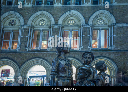 Statuen an der Liverpool Street Station in London Stockfoto