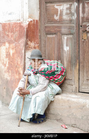 Bolivianische Greisin in traditioneller Tracht. Potosi, Bolivien, Südamerika Stockfoto