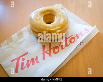 Ein Tim Hortons Ahorn Dip Donut. Stockfoto