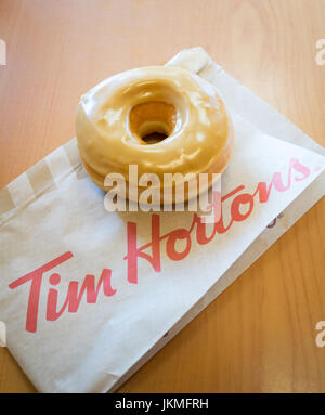 Ein Tim Hortons Ahorn Dip Donut. Stockfoto