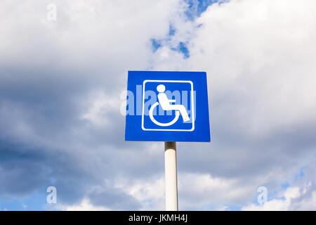 Parkplatz Schild für Menschen mit Behinderungen Stockfoto