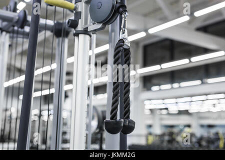 Nahaufnahme Bild von hängenden Griff Maschine in einem Fitnessstudio zum Training ziehen Stockfoto