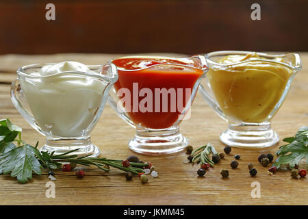 Verschiedene Arten von Saucen in Glas Soßen Stockfoto