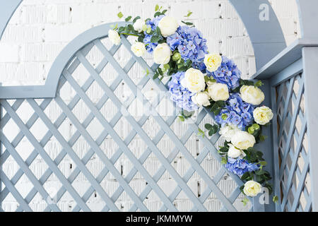 Blaue zarte dekorative Holzplatte im klassischen Interieur. Boudoir-Zimmer. Retro-Paravent mit Blumen. Vintage kunstvoll geschnitzten Paravent. Stockfoto