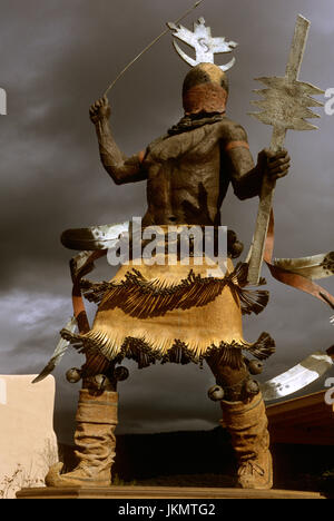 Apache Mountain Spirit Dancer Skulptur von Craig Goseyun, dem Museum of Indian Arts in Santa Fe, New Mexico Stockfoto