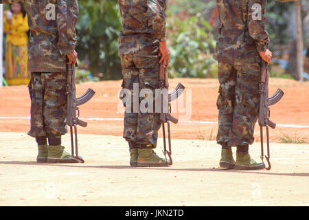 Loi Kaw Wan, Myanmar - Mai 21: Unbekannte Gruppe von Soldaten an einer Ausbildung bei Boot Camp am 21. Mai 2017 In Loi Kaw Wan, Myanmar. Stockfoto