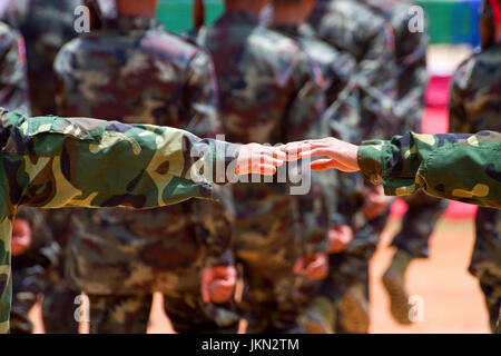 Loi Kaw Wan, Myanmar - Mai 21: Unbekannte Gruppe von Soldaten an einer Ausbildung bei Boot Camp am 21. Mai 2017 In Loi Kaw Wan, Myanmar. Stockfoto