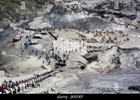 JAVA, Indonesien-AUGUST 16:Tourist Fahrt Pferd und zu Fuß zum Krater des Mount Bromo auf 16. August 2015 in Java, Indonesia.Mt zu sehen. Bromo ist eine aktive vo Stockfoto