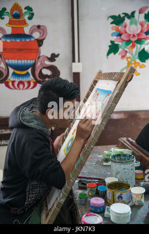 GANGTOK, Indien - 3. Dezember 2016: Trainee in der Ausbildung in der traditionellen Thangkamalerei an die an die Direktion von Kunsthandwerk & Handlooms Stockfoto