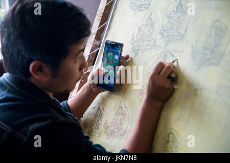 GANGTOK, Indien - 3. Dezember 2016: Trainee in der Ausbildung in der traditionellen Thangkamalerei an die an die Direktion von Kunsthandwerk & Handlooms Stockfoto