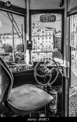 Die berühmte Straßenbahn Electrico in den Straßen von Lissabon - typische Ansicht - Lissabon-2017 Stockfoto