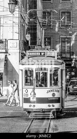 Die berühmte Straßenbahn Electrico in den Straßen von Lissabon - typische Ansicht - Lissabon-2017 Stockfoto