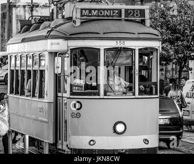 Die berühmte Straßenbahn Electrico in den Straßen von Lissabon - typische Ansicht - Lissabon-2017 Stockfoto