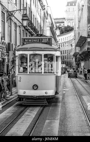 Die berühmte Straßenbahn Electrico in den Straßen von Lissabon - typische Ansicht - Lissabon-2017 Stockfoto