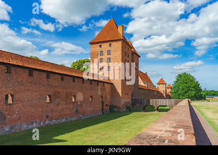 Burg des Deutschen Ordens in Marienburg gegen Himmel und Wolken. Pommern, Polen Stockfoto