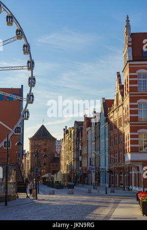 Stagiewna Straße und Tor am Morgen im schönen Sonnenlicht, Danzig, Polen Stockfoto