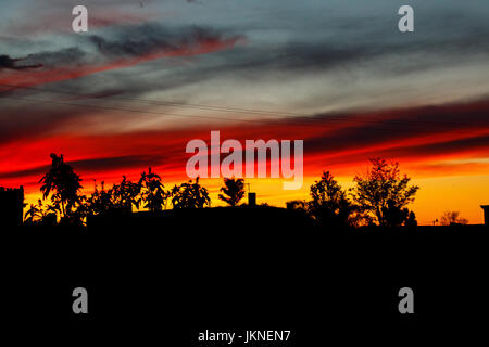 Foto von einem Sonnenuntergang mit den Himmel Farben extravagant rot Stockfoto