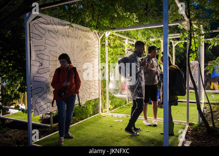 BONTIDA, Rumänien - 15. Juli 2017: Menschen, die in einer speziellen Kühlung natürlichen Umgebung entspannen dekoriert mit kleinen led Lampen bei elektrischen Schlossfest Stockfoto