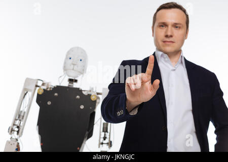 Fleißig brillanter Wissenschaftler mit modernen Technologien Stockfoto