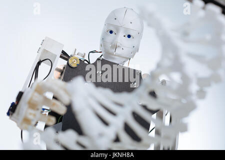 Weiße komplexen Roboter das Genom zu studieren Stockfoto