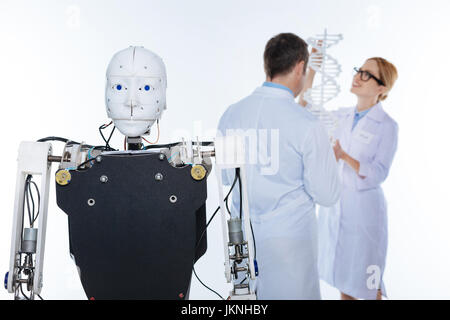 Zwei Wissenschaftler DNA-Molekül in einem Labor inspiriert Stockfoto