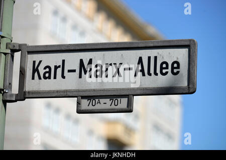 Straßenschild, Karl Marx-Allee, Friedrich Grove, Strassenschild, Karl-Marx-Allee, Friedrichshain, Berlin, Germany, Deutschland Stockfoto