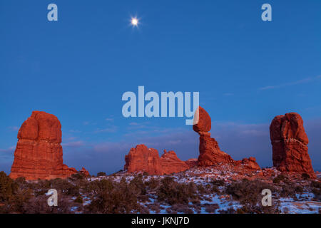 Mondaufgang über der Balanced Rock im Arches-Nationalpark, Utah, USA Stockfoto