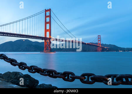 die Golden Gate Bridge in San Francisco, USA, bei Sonnenuntergang Stockfoto