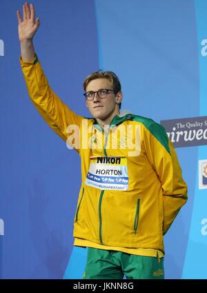 Budapest. 23. Juli 2017. Silbermedaillengewinner Australien Mack Horton Wellen während der Preisverleihung für die Männer 400m Freistil Finale des Schwimmens bei den 17. FINA Aquatics Weltmeisterschaften in Budapest, Ungarn am 23. Juli 2017. Sun Yang holte sich den Titel mit 3:41. 38. Bildnachweis: Gong Bing/Xinhua/Alamy Live-Nachrichten Stockfoto