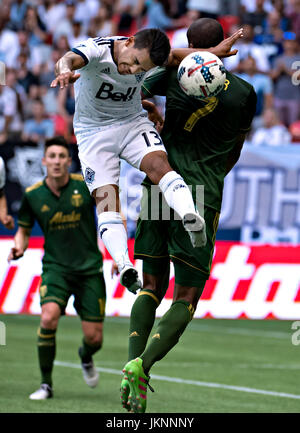 Vancouver, Kanada. 23. Juli 2017. Cristian Techera (C) der Vancouver Whitecaps leitet den Ball mit Roy Miller (R) von Portland Timbers während der 2017 Major League Soccer (MLS) Übereinstimmung zwischen Portland Timbers und Vancouver Whitecaps in BC Place Stadium in Vancouver, Kanada, am 23. Juli 2017. Portland Timbers gewann 2: 1. Bildnachweis: Andrew Soong/Xinhua/Alamy Live-Nachrichten Stockfoto