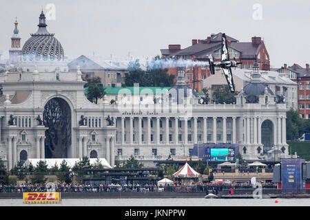 Budapest. 23. Juli 2017. Pete McLeod von Kanada führt während der Tag des Rennens in die fünfte Runde der Red Bull Air Race World Championship in Kazan, Russland am 23. Juli 2017. Bildnachweis: Wu Zhuang/Xinhua/Alamy Live-Nachrichten Stockfoto