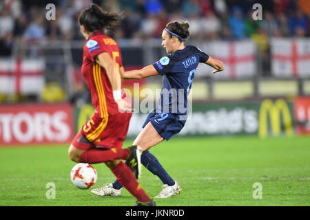 Englands Jodie Taylor trifft 2-0 gegen Spaniens Andrea Pereira während der Frauen Europameisterschaft Vorstufe, Gruppe D, match zwischen England und Spanien im Rat Verlegh Stadion in Breda, Niederlande, 23. Juli 2017. Foto: Carmen Jaspersen/dpa Stockfoto