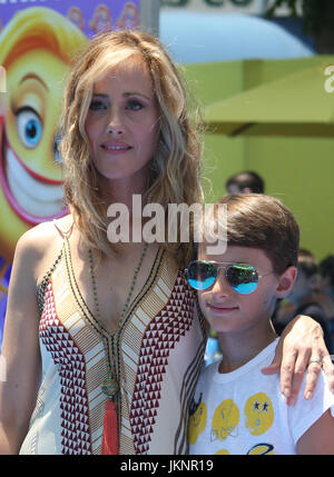 Los Angeles, USA. 23. Juli 2017. Kim Raver, Leo Kipling Boyer, bei Premiere von Columbia Pictures und Sony Pictures Animation "die Emoji-Film" im Regency Village Theatre In Kalifornien am 23. Juli 2017. Bildnachweis: Fs/Medien Punch/Alamy Live-Nachrichten Stockfoto