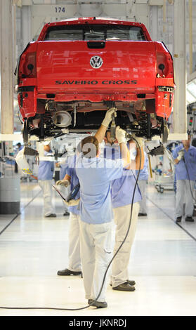 Sao Paulo, Brasilien. 4. Oktober 2011. Arbeiter Stand unter einem VW Saveiro überqueren Sie am Fließband im Montagewerk für Volkswagen Anchieta in Sao Bernardo Compo in der Nähe von Sao Paulo, Brasilien, 4. Oktober 2011. Deutsche Autohersteller VW ist 3,4 Milliarden Euro in seine brasilianische Montagewerke bis 2016 zu investieren. Foto: Julian Stratenschulte | weltweite Nutzung/Dpa/Alamy Live-Nachrichten Stockfoto