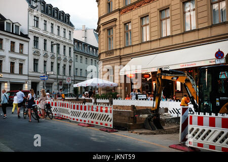 Berlin, Deutschland. 21. Juli 2017. Der Schnittpunkt zwischen August und Tucholsky Street mit Baustellen und Restaurants in Berlin, Deutschland, 21. Juli 2017. Foto: Jens Kalaene/Dpa-Zentralbild/ZB/Dpa/Alamy Live News Stockfoto