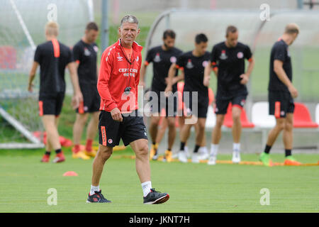 Prag, Tschechische Republik. 24. Juli 2017. Head Coach der Slavia Jaroslav Silhavy ist während der Trainingseinheit vor der dritten Qualifikationsrunde Vorrundenspiel SK Slavia Praha Vs FC BATE Borisov in der UEFA Champions League in Prag, Tschechische Republik, Montag, 24. Juli 2017 gesehen. Bildnachweis: Ondrej Demel/CTK Foto/Alamy Live-Nachrichten Stockfoto