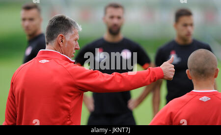 Prag, Tschechische Republik. 24. Juli 2017. Head Coach der Slavia Jaroslav Silhavy (links) wird während der Trainingseinheit vor der dritten Qualifikationsrunde Vorrundenspiel SK Slavia Praha Vs FC BATE Borisov in der UEFA Champions League in Prag, Tschechische Republik, Montag, 24. Juli 2017 gesehen. Bildnachweis: Ondrej Demel/CTK Foto/Alamy Live-Nachrichten Stockfoto