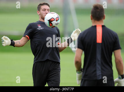 Prag, Tschechische Republik. 24. Juli 2017. Torhüter Martin Otahal links () von Slavia in Aktion während der Trainingseinheit vor der dritten Qualifikationsrunde Vorrundenspiel SK Slavia Praha Vs FC BATE Borisov in der UEFA Champions League in Prag, Tschechische Republik, Montag, 24. Juli 2017. Bildnachweis: Ondrej Demel/CTK Foto/Alamy Live-Nachrichten Stockfoto