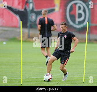 Prag, Tschechische Republik. 24. Juli 2017. Spieler Jan Boril (rechts) von Slavia in Aktion während des Trainings vor der dritten Qualifikationsrunde Spiel SK Slavia Praha Vs FC BATE Borisov in der UEFA Champions League in Prag, Tschechische Republik, am Montag, 24. Juli 2017. Bildnachweis: Ondrej Demel/CTK Foto/Alamy Live-Nachrichten Stockfoto