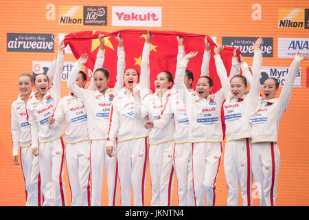 Budapest, Ungarn. 22. Juli 2017. China Team Gruppe (CHN) Synchronschwimmen: Gold Medalists Chinas Teammitglieder auf dem Podium mit ihrer Nationalflagge nach dem Gewinn der Frauen freie Kombination letzte feiern Runde am Tag neun des 17. FINA World Championships 2017 Budapest am Stadtpark - Városliget See in Budapest, Ungarn. Bildnachweis: Enrico Calderoni/AFLO SPORT/Alamy Live-Nachrichten Stockfoto