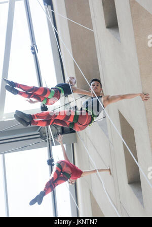 Vancouver, Kanada. 23. Juli 2017. Tänzer an der Außenwand der Vancouver Public Library in Vancouver, Kanada, 23. Juli 2017. Vancouver basierte Aeriosa Dance Company durchgeführt Tanz in der Luft an der Außenwand der Vancouver Public Library am Sonntag. Tänzer waren in der Luft aufgehängt vom fünften Stockwerke hoch und mit einem Thema über die Geschichte der Ureinwohner Kanadas durchgeführt. Bildnachweis: Liang Sen/Xinhua/Alamy Live-Nachrichten Stockfoto