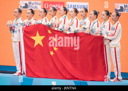 Budapest, Ungarn. 22. Juli 2017. China Team Gruppe (CHN) Synchronschwimmen: Gold Medalists Chinas Teammitglieder auf dem Podium mit ihrer Nationalflagge nach dem Gewinn der Frauen freie Kombination letzte feiern Runde am Tag neun des 17. FINA World Championships 2017 Budapest am Stadtpark - Városliget See in Budapest, Ungarn. Bildnachweis: Enrico Calderoni/AFLO SPORT/Alamy Live-Nachrichten Stockfoto