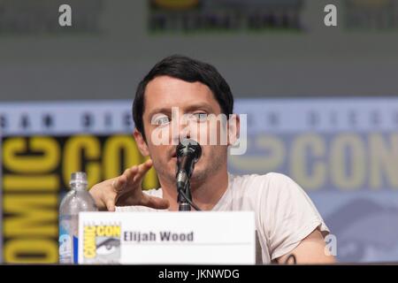 San Diego, USA. 23. Juli 2017. Comic-Con hüllt Finaltag in der Halle H mit Sternen, Elijah Wood (Todd Brotzman), Samuel Barnett (Dirk Gently), Hannah Marks (Amanda Brotzman), Jade Eshete (Farah Black), Fiona Dourif (Bart), Mpho Koaho (Ken), und neu in Staffel zwei, Alan Tudyk (Herr Priester) und Tyler Labine (Sherlock Hobbs), wenn sie auf Halle H mit Autor und ausführender Produzent Max Landis (hell) absteigen und Showrunner Robert Cooper (Stargate Atlantis). Moderiert von Kevin Smith.Seen hier: Elijah Wood Credit: Daren Fentiman/ZUMA Draht/Alamy Live News Stockfoto