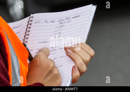 Plumpton, Blackpool, Lancashire, UK. 24. Juli 2017. Lega Beobachter Papier Notizen als Proteste an Caudrilla experimentelle Shale Gas als bis zu vier Demonstranten weiterhin für die Behinderung von der Autobahn verhaftet worden sind. Die Shale Gas in Westby von Plumpton ist Gegenstand der laufenden Demonstrationen und streikposten Lieferbedingungen Fahrzeuge. Mit der Website erwartet Lieferungen später diese Woche der Karussell Bohrinsel die Zahl der Demonstranten erwartet werden, deutlich zu erhöhen. Credit: MediaWorldImages/Alamy leben Nachrichten Stockfoto